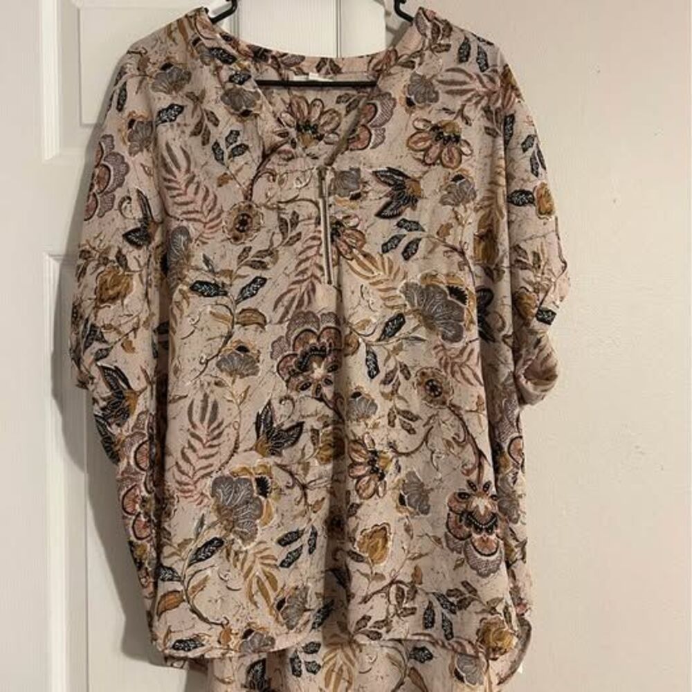 Maurices Women’s 2X Floral Boho Blouse Beige Zip Front 3/4 Sleeve High Low Top
